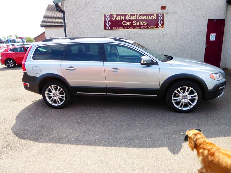 View VOLVO XC70 2.4 D4 SE Lux